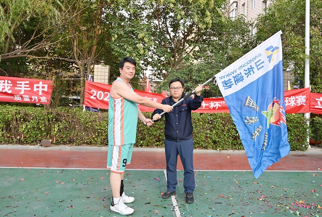 8本屆主辦單位與下屆主辦單位交接隊旗.jpg