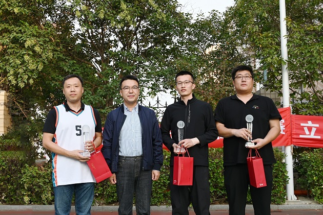 2公司財務總監陳明偉為獲得精神文明獎的球隊頒獎1.jpg